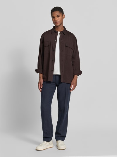 Männermodel trägt Regular Fit Overshirt aus Leinen-Mix von BOSS, Optik: Unifarben, Passform: Regular-Fit, aufgesetzte Brusttaschen, Ganzkörperansicht von vorne.