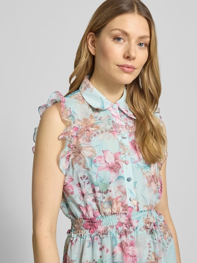 Frauenmodel trägt Regular Fit Maxikleid mit Rüschenbesatz von ADLYSH, floraler Allover-Print, Umlegekragen, Ärmelloses-Design, Knopfleiste, Nahaufnahme Oberkörper.