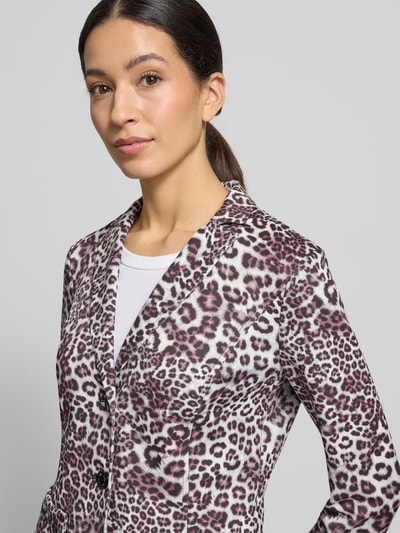 Frauenmodel trägt Slim Fit Blazer mit Allover-Animal-Print von Marc Cain, elastischer Material-Mix, Nahaufnahme Oberkörper.