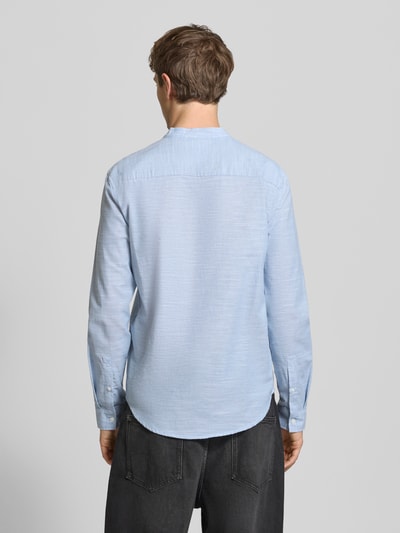 Męski model nosi Regular Fit Freizeithemd aus reiner Baumwolle Modell 'DARIS' od Blend, jasnoniebieski kolor, krój regular fit, stójka, długość pleców w rozmiarze M 76 cm, szerokość ramion w rozmiarze M 46 cm, długość rękawa w rozmiarze M 66 cm, widok całej sylwetki od tyłu.
