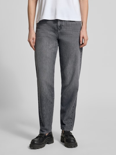 Frauenmodel trägt Straight Leg Jeans im 5-Pocket-Design von Emporio Armani in Grau, Baumwoll-Mix, Gerader-Schnitt, Knopf- und Reißverschluss, Ganzkörperansicht von vorne.