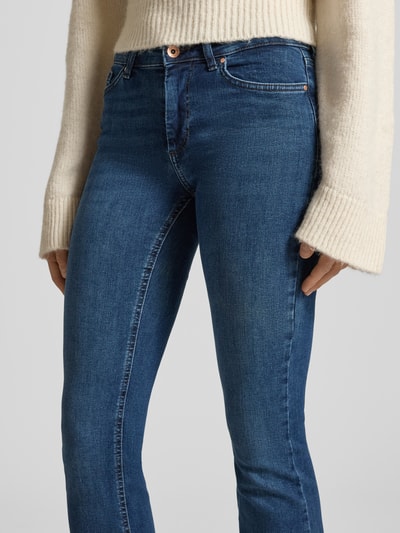 Frauenmodel trägt Bootcut Jeans im 5-Pocket-Design Modell 'ONLBLUSH' von ONLY, Baumwollmischung mit Stretch-Anteil, Nahaufnahme Oberkörper.