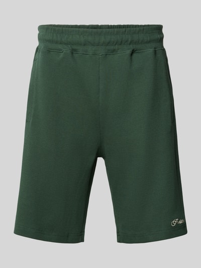 Produktfoto, Shorts mit Strukturmuster und Label-Stitching von PROHIBITED in Dunkelgrün, Reine Baumwolle, Regular-Fit, elastischer Bund, sichtbare Textur, Bundweite 34 cm, Innenbeinlänge 25 cm.