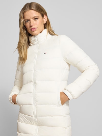 Tommy Jeans Płaszcz pikowany o kroju slim fit z wypełnieniem puchem i pierzem Złamany biały 3