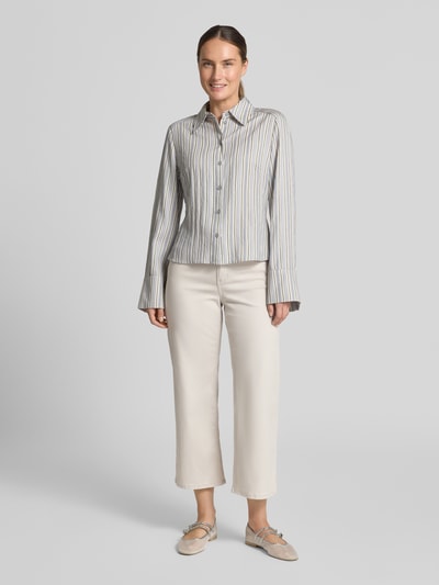 Frauenmodel trägt Caprijeans mit elastischem Bund Modell 'Linn' von Angels in Beige, Baumwoll-Mix mit Stretch, verkürzte Passform, Ganzkörperansicht von vorne.