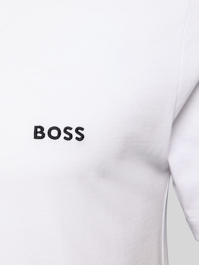 Männermodel trägt Regular Fit T-Shirt aus reiner Baumwolle im 3er-Pack Modell 'CLASSIC' von BOSS, Optik: Unifarben, Nahaufnahme Oberkörper.