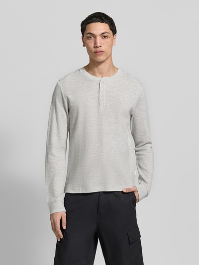 Männermodel trägt Regular Fit Longsleeve in Strick-Optik Modell 'Niagara' von Jack & Jones in hellgrau, Baumwoll-Mix, Nahaufnahme Oberkörper.