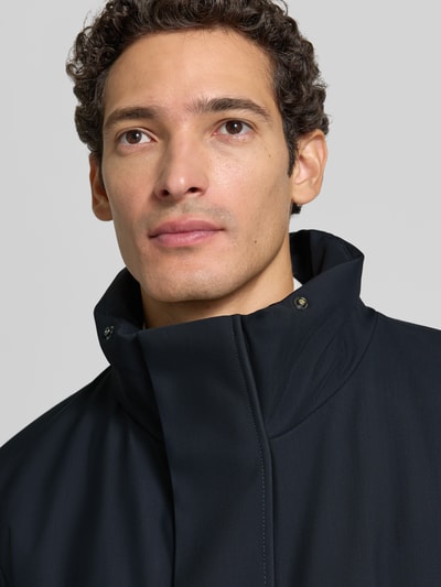 Männermodel trägt Regular Fit Parka mit abnehmbarem Kunstfellbesatz Modell 'Flex' von Strellson in Dunkelblau, Nahaufnahme Oberkörper, Herren Parka von Strellson.