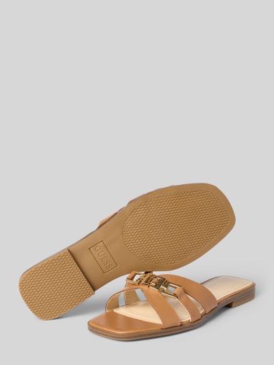 Produktfoto, Slipper aus echtem Leder Modell 'Realla' von Guess in Braun, offene Ferse, abgerundete Passform, Logo-Detail, strukturierte Sohle