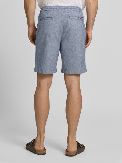 Männermodel trägt Bermudas mit französischen Eingrifftaschen Modell 'COLI' von Fynch-Hatton, Baumwoll-Mix mit Leinen-Anteil, Loose-Fit, elastischer Bund mit Kordelzug, Gesäßleistentaschen, Bundweite bei Größe M 42 cm, Innenbeinlänge 22 cm, strukturierte blau-melierte Optik, Ganzkörperansicht Rückansicht.