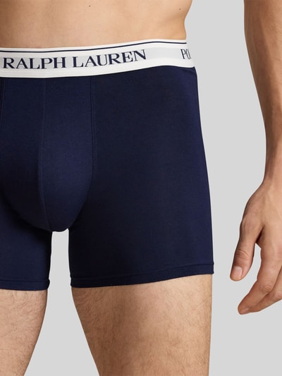 Männermodel trägt Trunks aus Baumwoll-Mix im 3er-Pack von Polo Ralph Lauren Underwear, einfarbig, elastischer Label-Bund, Nahaufnahme Hüfte.