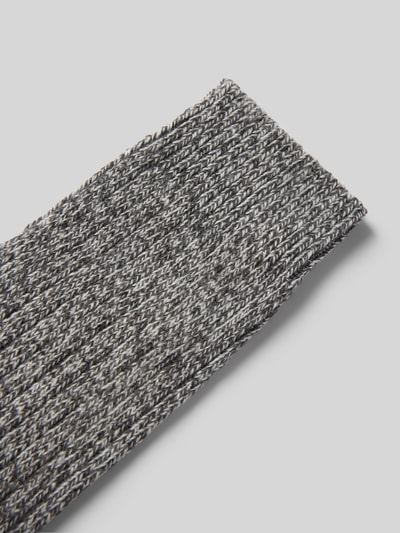 Produktfoto, graue Melange-Optik, sichtbare Rippstruktur, weiche Wollmischung, Produktname: Socken mit Woll-Anteil mit Rippbündchen Modell 'cosy mouline' von camano, Kontext Herren Socken, KI-modifiziertes Bild