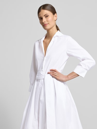 Frauenmodel trägt Hemdblusenkleid mit Bindegürtel Modell 'JULE' von 0039 Italy in Weiß, Baumwoll-Mix, A-Linie, Nahaufnahme Oberkörper.