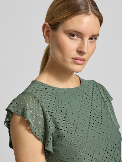 Kobiece modelka nosi damski t-shirt Regular Fit T-Shirt mit Rundhals-Ausschnitt Modell 'TASSA' von Vero Moda, efekt: jednolity kolor, krój regular fit, okrągły dekolt, krótki rękaw, zakończenie rękawów frill, wykończenie materiału: stretch, zbliżenie na górną część ciała