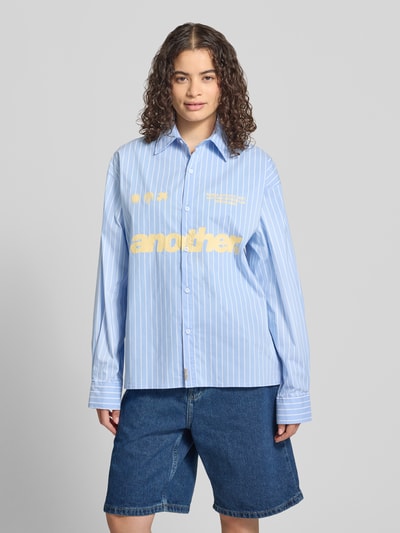 ANOTHER COTTON LAB Relaxed Fit Bluse mit Label-Print Hellblau Melange 4