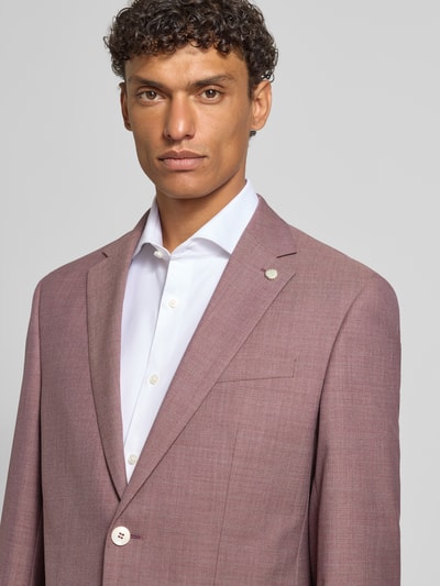 Männermodel trägt Regular Fit Businesshemd aus reiner Baumwolle Modell 'H-JOE-SP' von BOSS, efekt: jednolity kolor, splot twill, długi rękaw, kołnierzyk koszulowy, na całej długości listwa guzikowa, wykończenie: lekko zaokrąglone, z pasem na plecach, materiał: bawełna, Nahaufnahme Oberkörper.