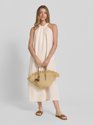 Vrouwenmodel draagt midi-jurk Midikleid met Leinen-Anteil und Raffungen model 'Qelina' van Someday, viscosemix met linnen, loose fit, ronde hals met plooien, zij-steekzakken, rug met druppelvormige hals en knopen, kleur lichtbeige, structuur glad, geheel figuur vooraanzicht.