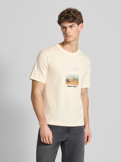 Männermodel trägt T-Shirt mit Rundhalsausschnitt Modell 'JORNORREBRO' von Jack & Jones, rechte snit, katoen, lichtgeel met print, vooraanzicht, bovenlichaam close-up