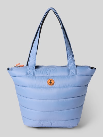 Produktfoto, hellblaue Shopper mit Label-Detail Modell 'CARON' von SAVE THE DUCK, gesteppt, Reißverschluss, lange Tragehenkel, strukturierte Oberfläche