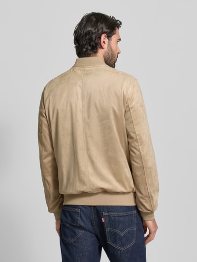 Männermodel trägt Regular Fit Jacke in Leder-Optik Modell 'Rapid' von CINQUE in Beige, elastisches Material, Stehkragen, Ganzkörperansicht Rückansicht.