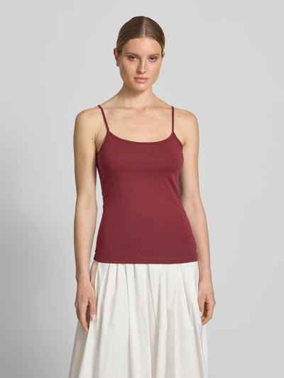 Frauenmodel trägt Regular Fit Trägertop aus Baumwoll-Mix von s.Oliver RED LABEL in Optik: Unifarben mit Karree-Ausschnitt, Trägerform: Spaghettiträger, Ganzkörperansicht von vorne.