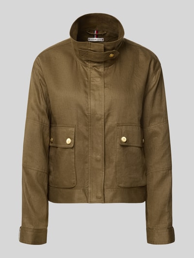 Produktfoto, Relaxed Fit Utility-Jacke aus reinem Leinen von Tommy Hilfiger in Olivgrün, Pattentaschen, Stehkragen, Metall-Logo, Leinenstruktur