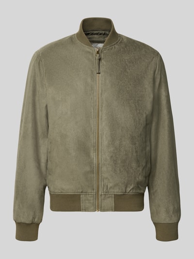 Produktfoto, Bomberjacke in Leder-Optik mit Stehkragen von Jack & Jones, krój regular fit, oliwkowy kolor, metaliczny zamek, tekstura zamszowa, kieszenie boczne, długość tyłu w rozmiarze M: 64 cm, szerokość ramion w rozmiarze M: 45 cm, szerokość klatki piersiowej w rozmiarze M: 52 cm, długość rękawa w rozmiarze M: 67 cm
