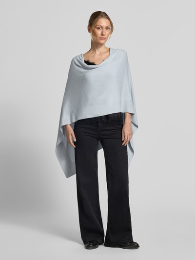 Vrouwenmodel draagt Relaxed Fit Poncho uit viscosemix in tricotlook van comma, lichtblauw, ruglengte maat 1: 57 cm, vooraanzicht full body