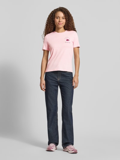 Frauenmodel trägt Regular Fit T-Shirt aus reiner Baumwolle Modell 'KITA' von Only, Optik: Unifarben, Motiv-Print, Pailletten, Rundhals, Kurzarm, Jersey, Ganzkörperansicht von vorne.