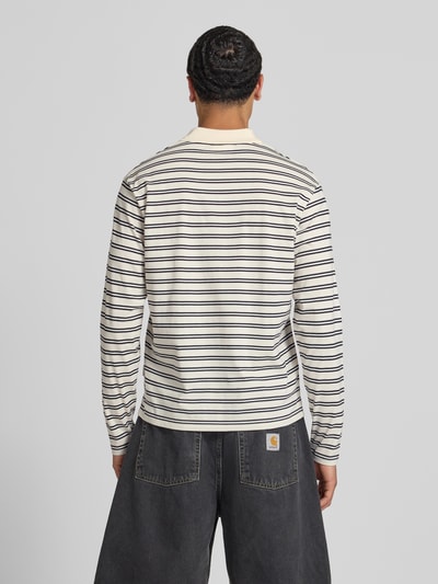 Männermodel trägt Regular fit poloshirt met streepmotief model 'CASSIS' van Jack & Jones, puur katoen, shirt met lange mouwen, ruglengte bij maat M 66 cm, rugaanzicht.