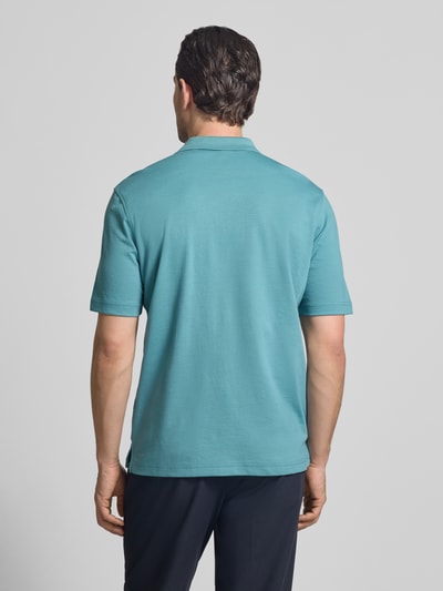 Męski model nosi Regular Fit Poloshirt mit Brusttasche von Christian Berg Men, Mieszanka bawełny, niebieski, kołnierzyk polo, listwa guzikowa, brustasza, długość tyłu w rozmiarze M: 68 cm, widok całej sylwetki z tyłu