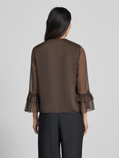 Vrouwenmodel draagt blouse mit Volantmouwen van comma, los model, ronde hals met knoopsluiting, met lange mouwen, ruglengte maat 36: 62 cm, mouwlengte maat 36: 55 cm, donkerbruine kleur, transparante stofstructuur, effen design, volledige lichaamsweergave rugaanzicht.