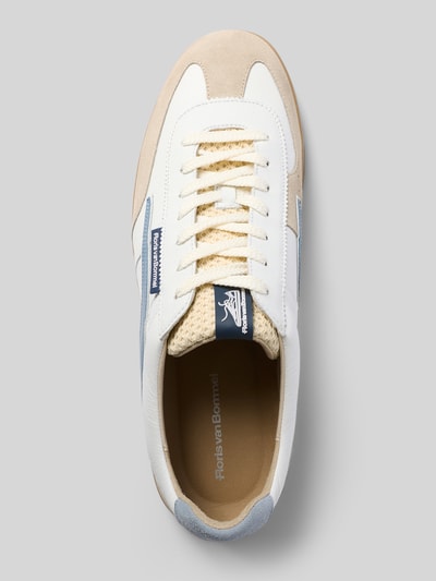 Produktfoto, Sneaker aus Leder mit Schnürung Modell 'De Zaler' von Floris Van Bommel, beżowo-biała kolorystyka, zaokrąglony nosek, gumowa podeszwa, wysokość obcasa 2 cm, wysokość cholewki 8 cm, szerokość w rozmiarze 45: 10 cm, faktura skóry i zamszu