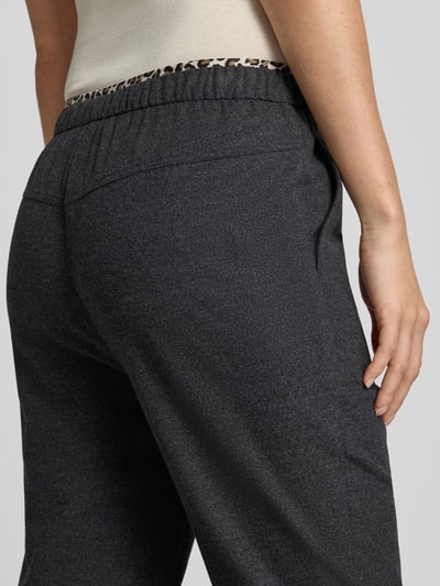 Vrouwenmodel draagt recht gesneden broek met viscose van Marc Cain, Materiaalmix met viscose, regular fit, elastische band, tunnelkoord, detailopname bovenbenen en band, rugaanzicht.