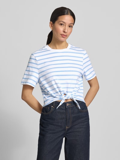 Frauenmodel trägt T-Shirt im Allover-Look mit Knotendetail von Rich & Royal aus reiner Bio-Baumwolle, Regular-Fit, Rundhalsausschnitt, Rückenlänge bei Größe S 48 cm, Ganzkörperansicht von vorne.