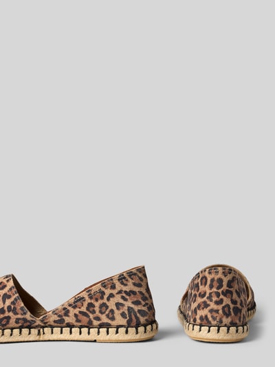 Produktfoto, Espadrilles aus Leder mit Label-Patch Modell 'CARMEN' von Verbenas, braunes Leopardenmuster, abgerundete Form, strukturierte Sohle, Textur und Details aus dem Kontext erkennbar