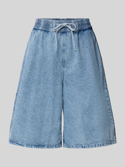 Produktfoto, Jeansshorts mit weitem Bein Modell 'SIGNE' von Noisy May aus hellblauem Denim, elastischer Bund, reine Baumwolle, strukturierte Oberfläche.