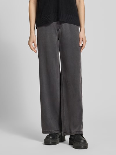 Kobiece modelka nosi Wide Leg Jeans aus Lyocell-Mix Modell 'SMIDI' od Pieces, denim o szerokim kroju, 5 kieszeni, szaro-czarny, z przodu, zbliżenie na dolną część ciała