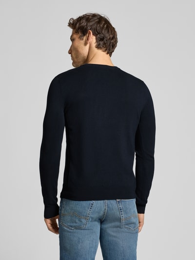 Männermodel trägt Regular Fit Sweatshirt aus elastischem Viskose-Mix von Antony Morato in Schwarz, lange Ärmel, Jeans, Ganzkörperansicht Rückansicht. Rückenlänge 61 cm, Ärmellänge 65 cm, elastische Abschlüsse, Label-Detail, strukturierte Oberfläche.