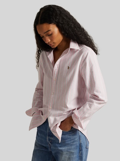 Vrouwenmodel draagt Regular Fit Hemdbluse aus reiner Baumwolle van Polo Ralph Lauren met gestreept allover-motief, langem mouw, detailopname bovenlichaam.