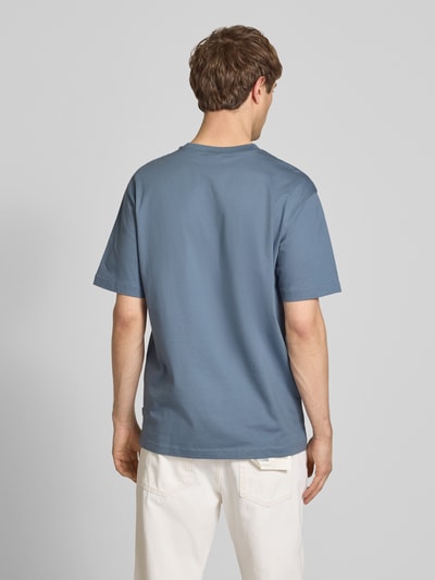 Männermodel trägt Relaxed Fit T-Shirt aus reiner Baumwolle Modell 'FRED LIFE' von Only & Sons, unifarben, Kurzarm, Rückansicht