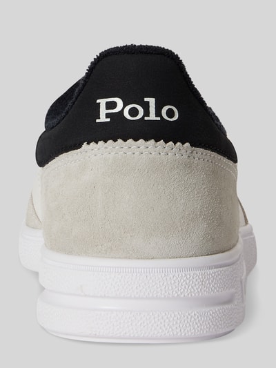 Produktfoto, Low Top Sneaker aus echtem Leder von Polo Ralph Lauren, beiger Veloursleder-Schaft, schwarze Ferse mit Logo, strukturierte weiße Sohle