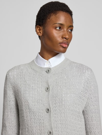 Frauenmodel trägt Regular Fit Cardigan aus Schurwoll-Mix mit Kaschmir-Anteil von windsor, grau, Strick-Optik, Nahaufnahme Oberkörper.