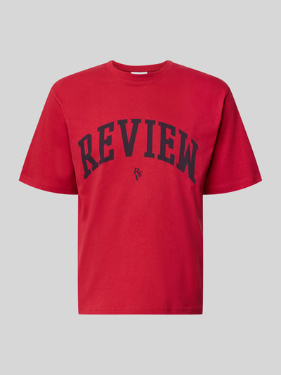 Produktfoto, T-Shirt mit Label-Print und Rundhalsausschnitt von REVIEW in Rot aus reiner Baumwolle, Regular-Fit, Rückseite neutral grau