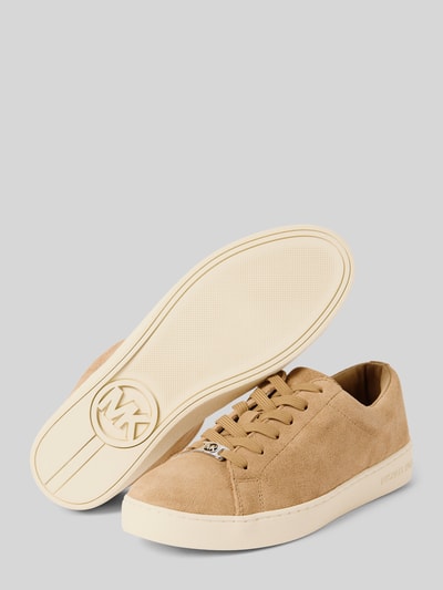 Produktfoto, Sneaker mit Schnürverschluss von MICHAEL Michael Kors aus Echtleder in Beige mit abgerundeter Spitze, Label-Detail, strukturierte Sohle, Absatzhöhe 4 cm, Schafthöhe 6 cm, Schaftweite 7 cm.