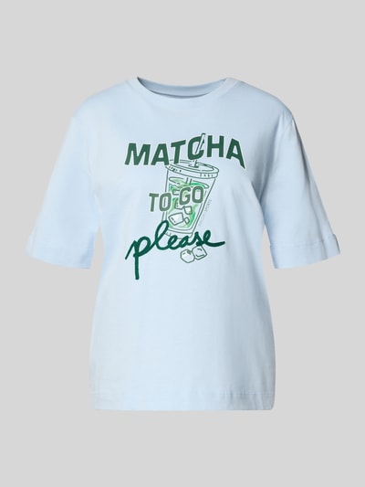 Produktfoto, Slim Fit T-Shirt mit Motiv-Print von Marc Cain, damski t-shirt z bawełny, krój slim fit, nadruk z motywem i logo, rękaw o dł. 1/2, okrągły dekolt, długość tyłu w rozmiarze 36: 58 cm, jasnoniebieski kolor, gładka tekstura