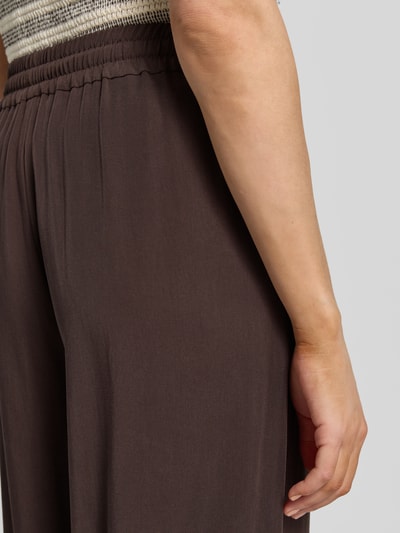 Frauenmodel trägt Hose mit Baloon Saum und elastischem Bund von Smith and Soul aus Lyocell, Loose-Fit, Detailaufnahme Oberkörper.