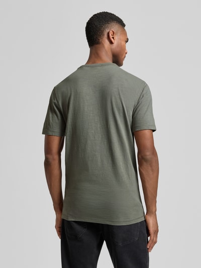 Męski model nosi Regular Fit T-Shirt aus strukturierter Baumwolle Modell 'TEGOOD' von BOSS Orange, bawełna, jednolity, krój regular fit, nadruk z logo, okrągły dekolt, krótki rękaw, widok całej sylwetki z tyłu.