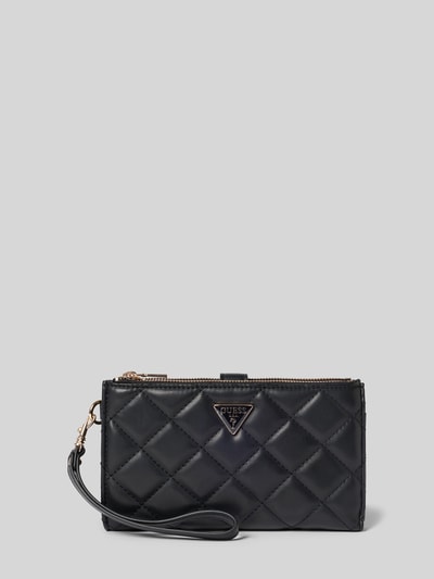 Produktfoto, Clutch mit Steppnähten und Trageschlaufe Modell 'JULIET' von GUESS, schwarzes Steppmuster, glatte Textur, Damenaccessoire