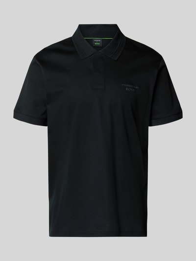 Produktfoto, schwarzes Regular Fit Poloshirt aus reiner Baumwolle Modell 'PS Spirit 70 Plk' von BOSS Green X PORSCHE, Unifarbe, Label-Schriftzug, Polokragen, V-Ausschnitt, kurze Ärmel mit geripptem Abschluss, 4 Way Stretch.